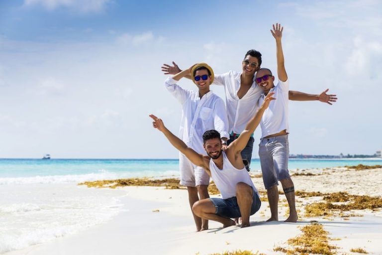 ragazzi in spiaggia che festeggiano